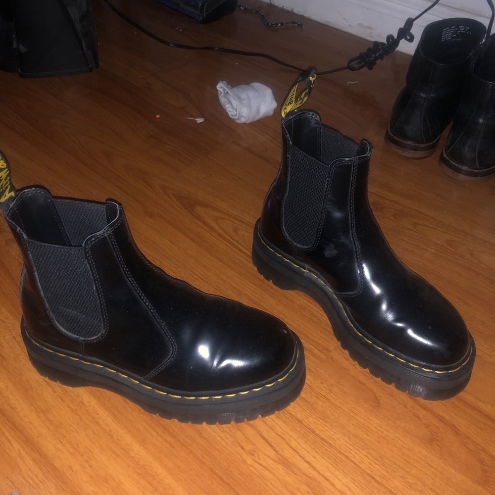 Dr. Martens, 2976 Polished Smooth Platform Chelsea Boots in Black size 8